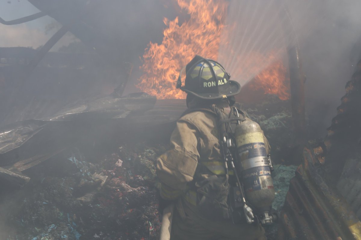 BVoluntariosGT's tweet photo. Luego de varias horas de atacar el incendio se logra controlar el fuego, usando mas de 30 bomberos 12 mil galones de agua. #CVBalServicio https://t.co/02xtR4s17A