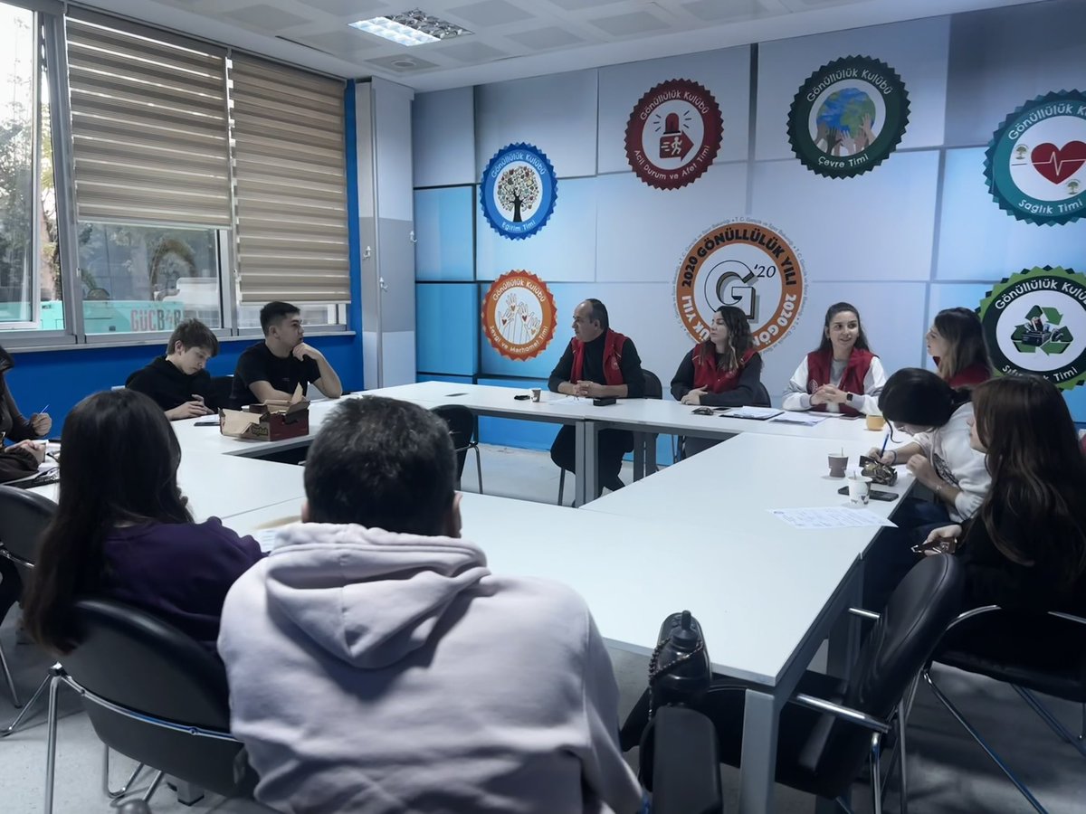 Gençlik merkezimizin gönüllü gençleriyle bir araya gelerek yapılacak faaliyet ve çalışmalar üzerine verimli bir istişare toplantısı gerçekleştirdik. Katılım sağlayan tüm gençlerimize teşekkür ediyor, birlikte daha güçlü projelere imza atmayı diliyoruz.
#gsbgm #bafragm