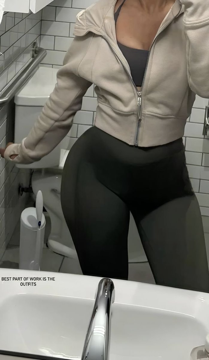 Scarlettuvfu's tweet image. Work fit but make it cute 💁🏻‍♀️
Serving looks without even trying 🤍✨🔥
 #OOTD #FitCheck #WorkStyle #StyleVibes