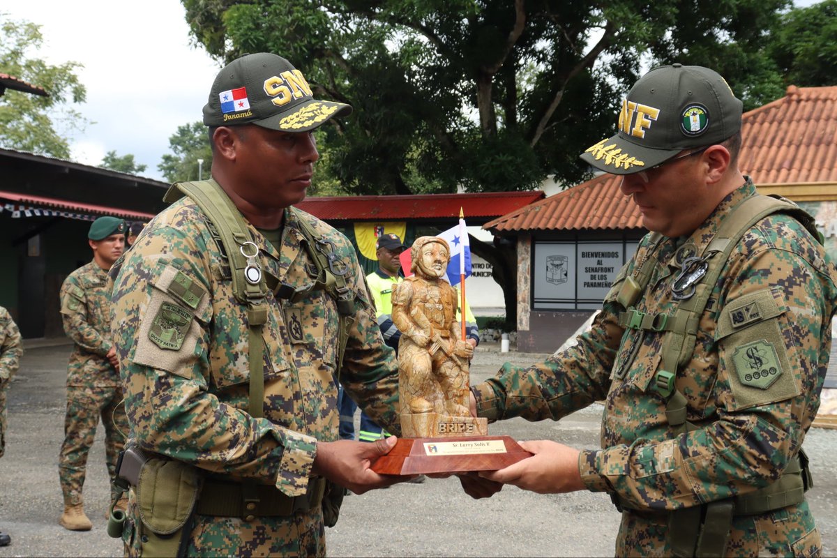 El DG Larry Solís presidió la entrega de distintivos en la 3.ª Brigada Panamá Este e inauguró el Centro de Operaciones y la capilla, junto a miembros del directorio  también nos acompañó el DG de Migración, Roger Mojica Rivera.

#PlanFirmeza 🇵🇦 #ElSenafrontDeLosPanameños