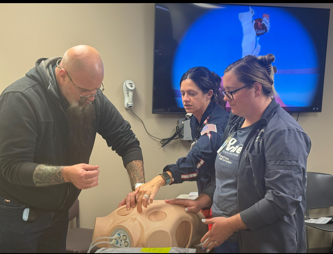 hacker_213's tweet image. The amazing IT gent, Len Noe got to drain the chest by inserting a needle in the intercostal space between the second &amp;amp; third ribs. Boy, he earned his CME! James Wilroy iEXCEL at UNMC #RepostDrCarpenter