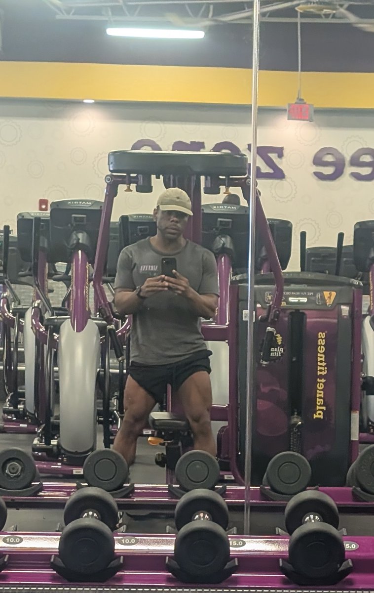 evon_codes's tweet image. Mid-day grind 💪🏽 #fitDevs