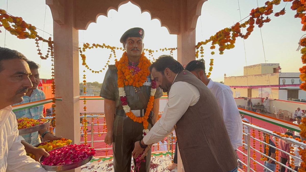 hanumanbeniwal's tweet image. बीकानेर जिले के नोखा क्षेत्र में स्थित ग्राम -केड़ली में अमर शहीद सुबेदार तुलछाराम जी सियाग की मूर्ति का अनावरण कार्यक्रम में सम्मिलित हुआ |