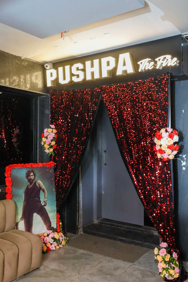 ReddyBunnyFan's tweet image. Vammo North lo bunny anna craze...😭💥⚡
Mental akki pothunnadhi ayya...🔥🤙

Kolkata lo Pushpa Bar &amp;amp; Restaurant...🙏🔥

@alluarjun | #Pushpa2TheRule 
#AlluArjun