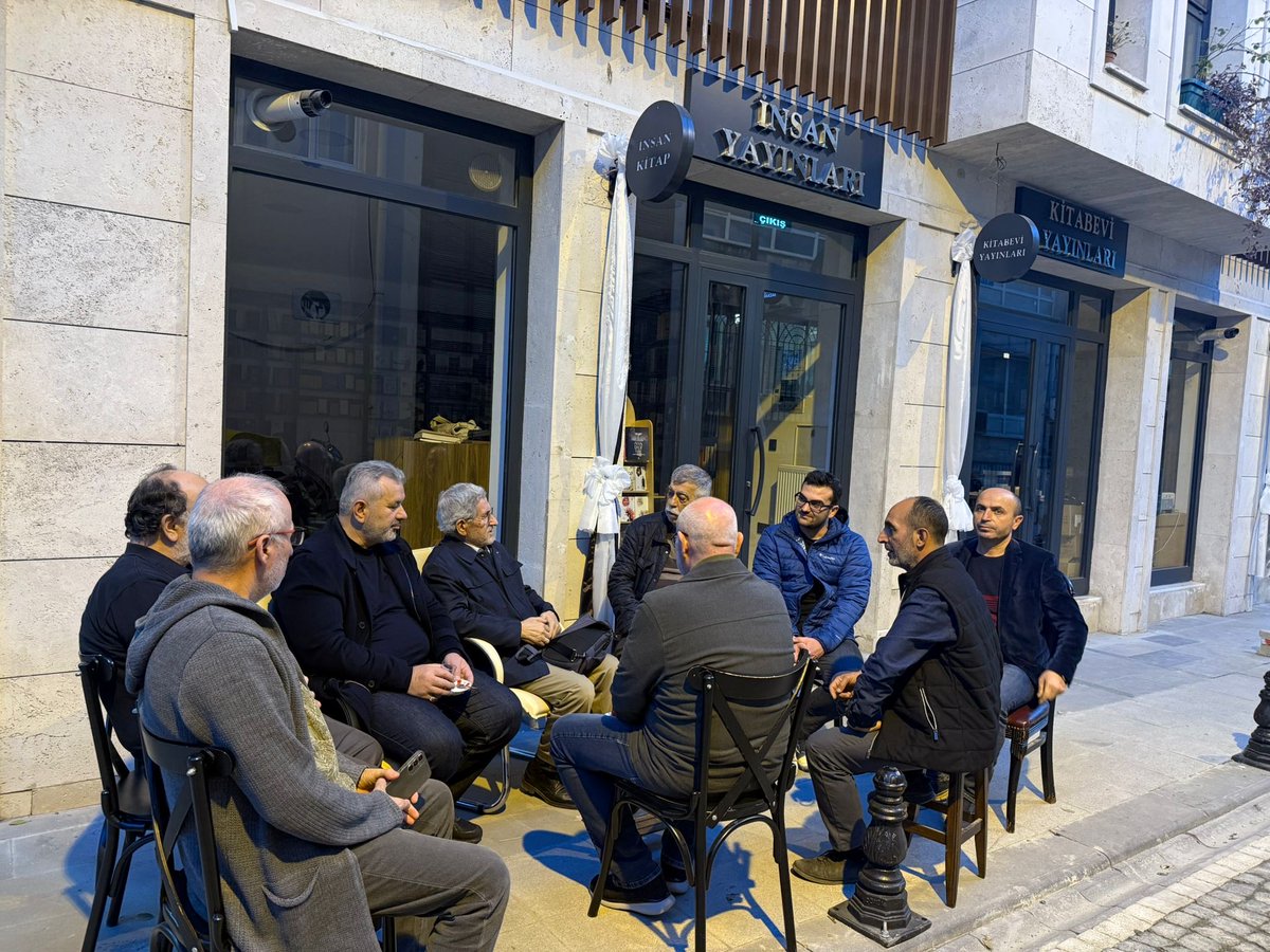 Bazı dostluklar vardır; yıllar geçse de insanı aynı yerden yeniden başlatır.

Geçtiğimiz hafta açılan Cağaloğlu Kitapçılar Çarşısı’nı bugün ziyaret ederek, sadece bir mekânı değil, yeniden dirilen bir ruhu selamladık. Ayasofya’nın ve Sultanahmet’in gölgesinde, kitapçıların,