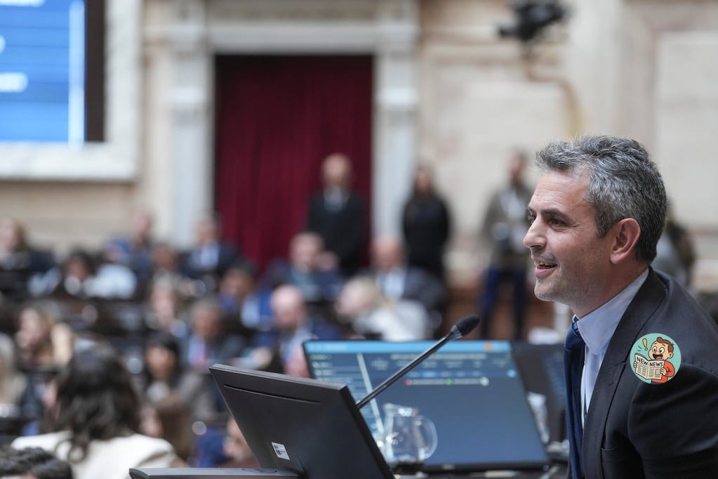 ApiDolar's tweet image. La jura de diputados no baja la tensión política 🔥. Oficialismo y oposición siguen enfrentados. ¿Es el diálogo una misión imposible o hay esperanza de acuerdo? 🤔 #PolíticaArgentina #Congreso #Polarización