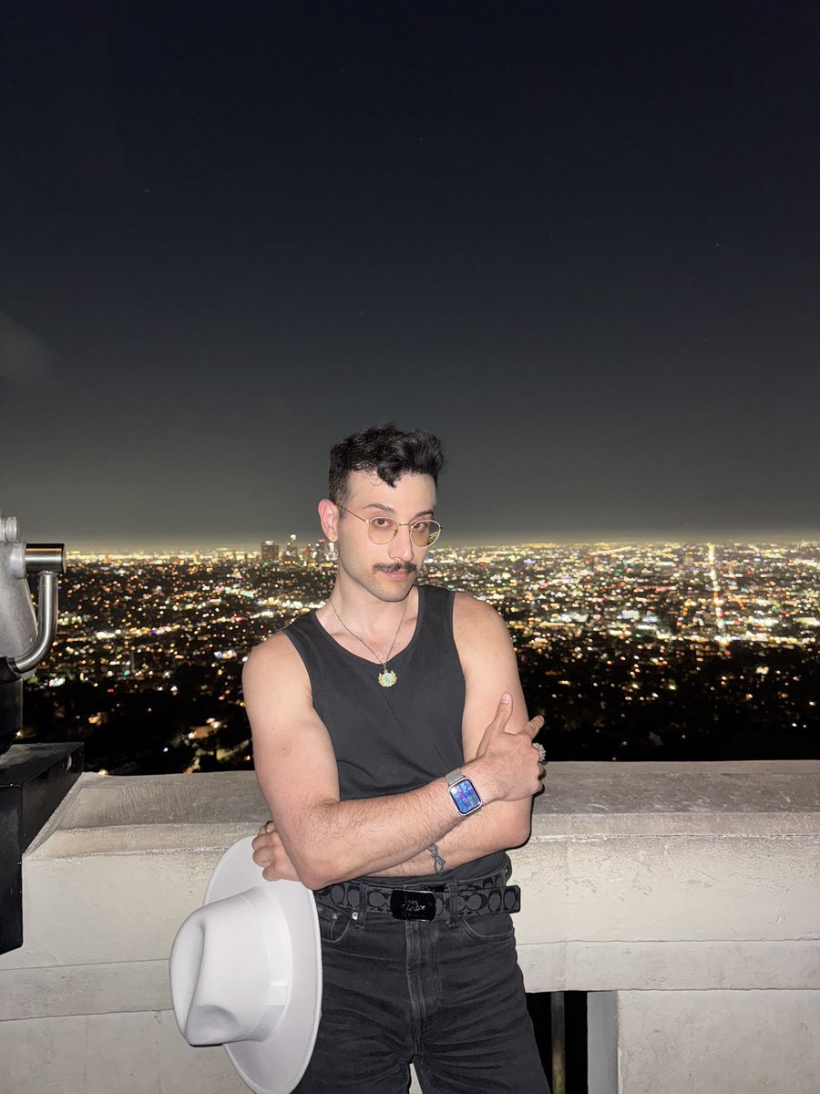 I told you I know the best place in town for us to kiss ;) 🌹