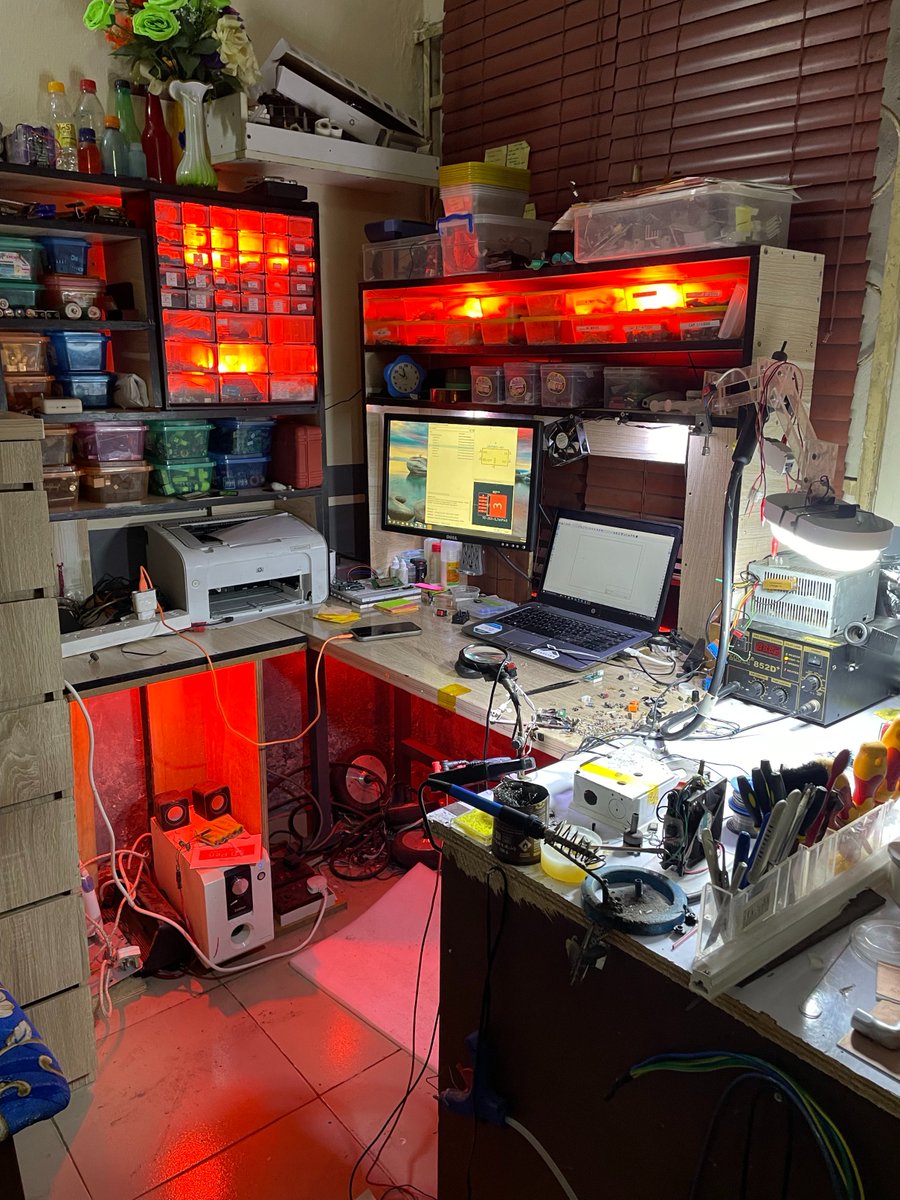 hurlardimeji96's tweet image. Stepping into the lab and ready for a productive session! This is where the magic happens and problems get solved. What projects are you all working on this week? 💡

#TechLife #ElectronicsRepair #WorkspaceGoals #OladimejiAreo