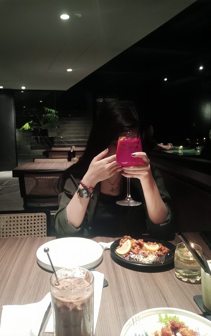 Siennawnw4's tweet image. Hiding behind my drink but still glowing 💗
Little moments feel the sweetest ✨🍸🌙
 #DinnerNights #SoftVibes #PrettyMoments #AestheticEvening