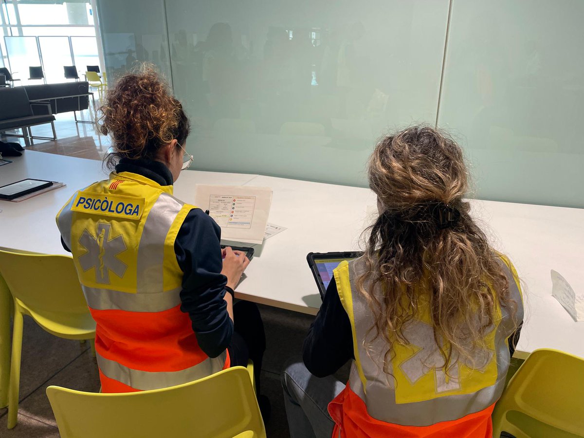 semgencat's tweet photo. #SimulacreAlguaire: 
Amb aquest exercici s'ha volgut comprovar i avaluar la capacitat de resposta davant d'una emergència, així com l'efectivitat i la coordinació dels diferents organismes implicats, amb l'objectiu de minimitzar les conseqüències que podrien derivar-se d'un accident aeri. 

S’han organitzat les diferents sales d’afectats i de familiars de l’accident per donar-los l’assistència i suport psicològic per part del #SEM.