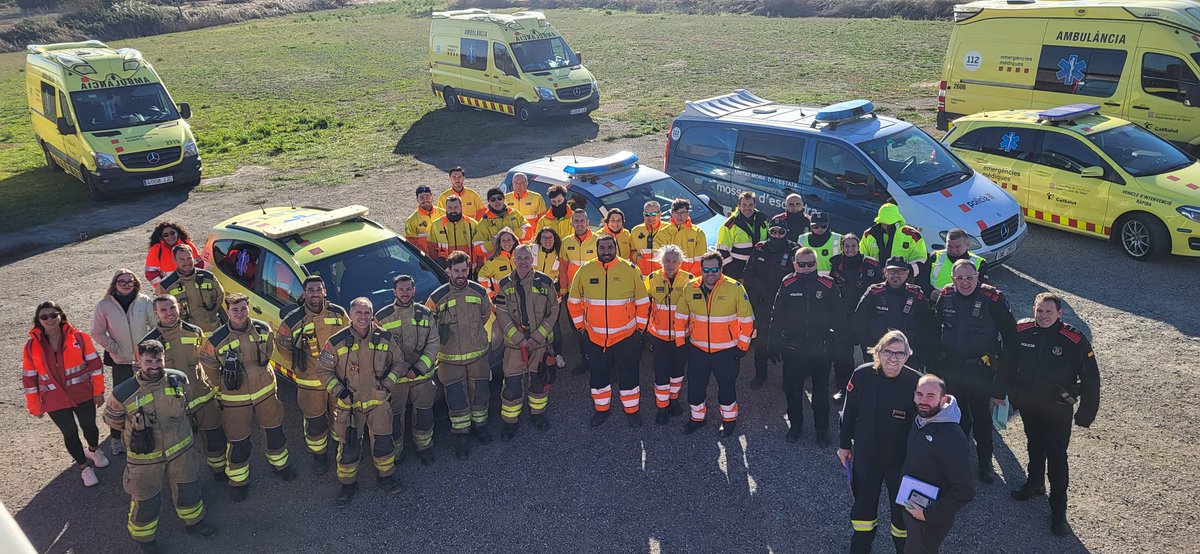 semgencat's tweet photo. #SimulacreAlguaire: 
Amb aquest exercici s'ha volgut comprovar i avaluar la capacitat de resposta davant d'una emergència, així com l'efectivitat i la coordinació dels diferents organismes implicats, amb l'objectiu de minimitzar les conseqüències que podrien derivar-se d'un accident aeri. 

S’han organitzat les diferents sales d’afectats i de familiars de l’accident per donar-los l’assistència i suport psicològic per part del #SEM.