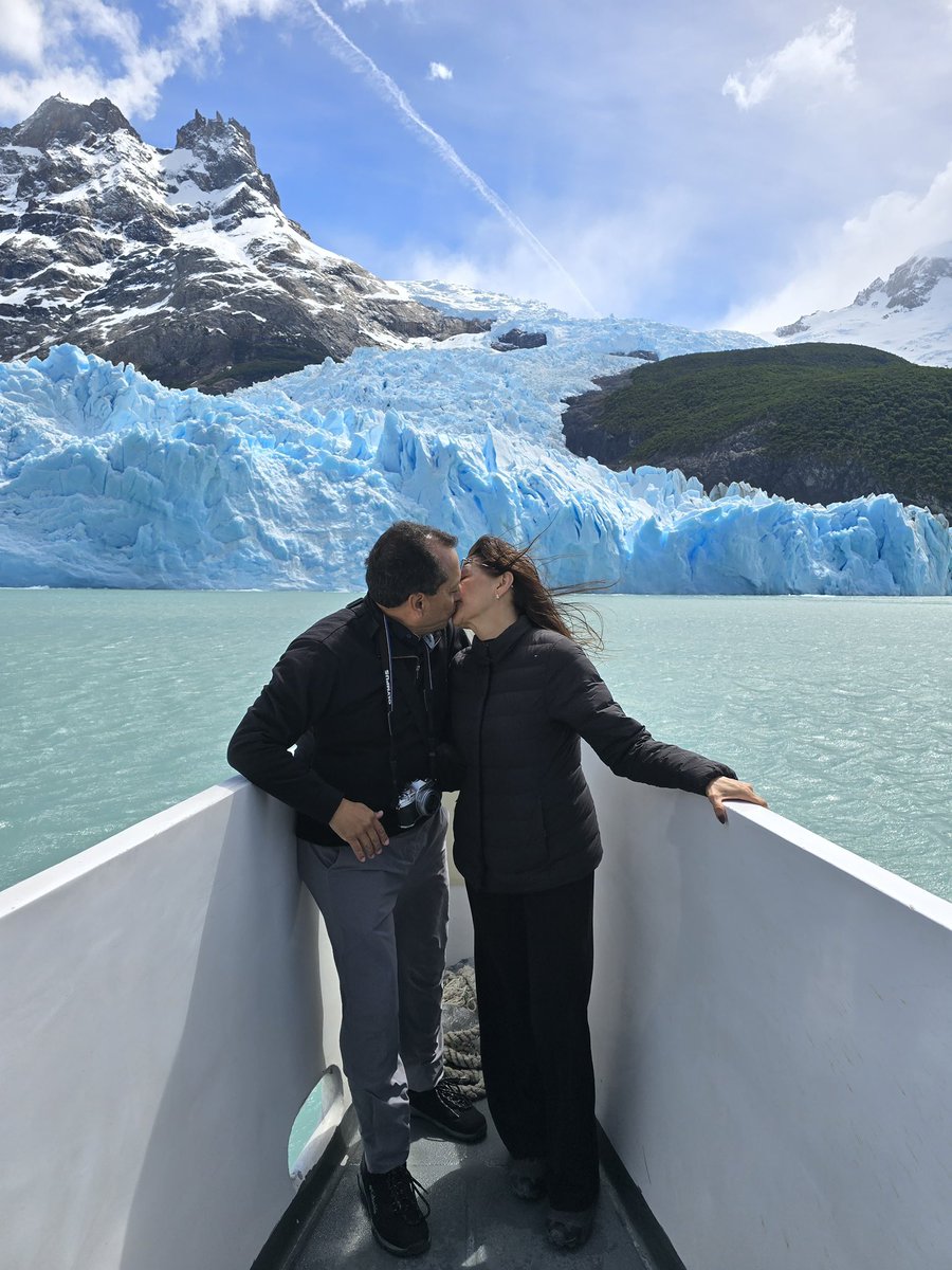 anapau_villa's tweet image. A veces quiero dejar de creer en el amor pero luego mis papás me mandan fotos como esta y se me quita. Más de 30 años juntos.