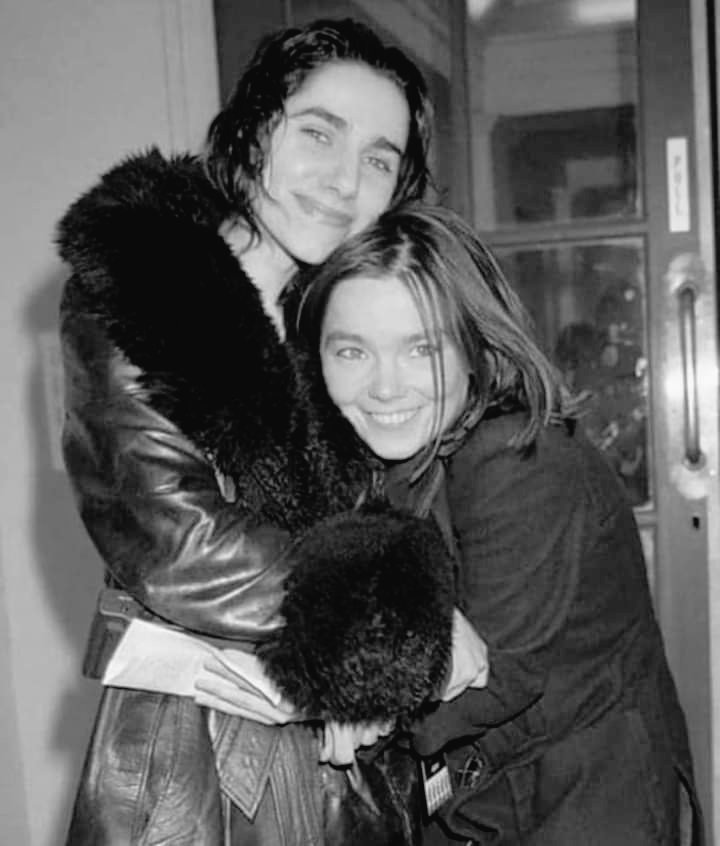 womensart1's tweet image. Born on this day #BOTD, Icelandic singer Bjork is 60 years old today.
Here with fellow artist PJ Harvey.
#WomenArtist