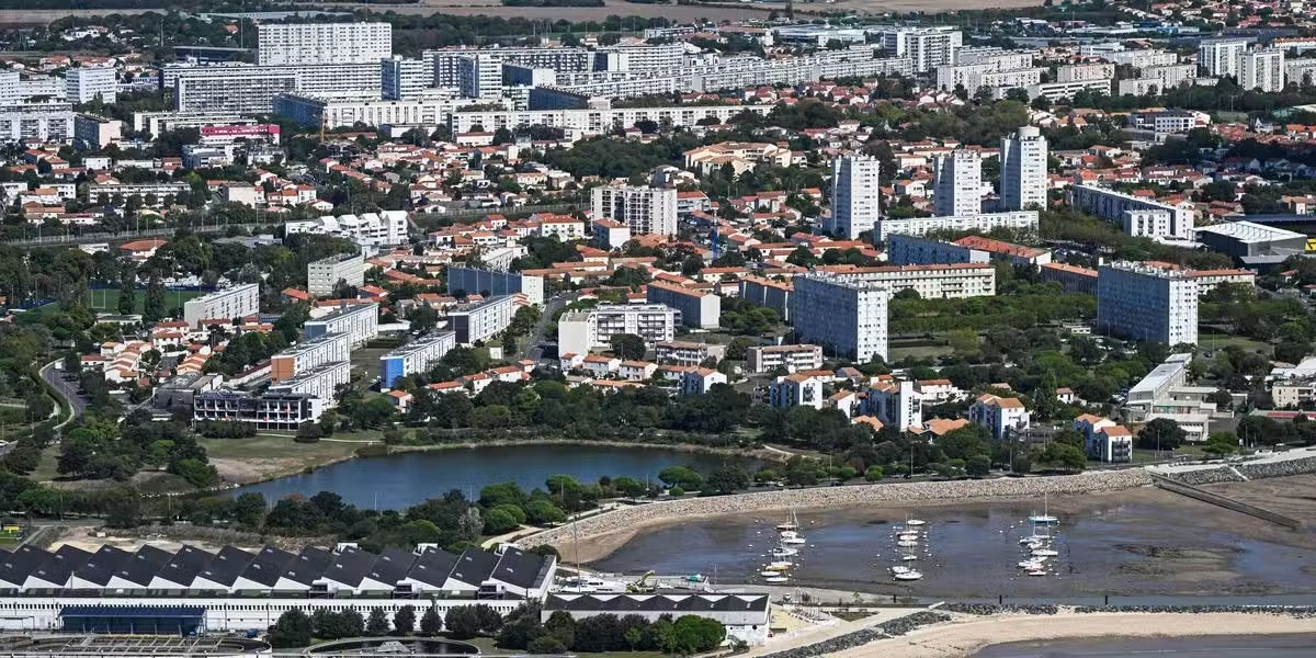 La Rochelle (17) : une mère de famille entre la vie et la mort après une agression à l'arme blanche dans le quartier de Mireuil ; le suspect est un migrant ivoirien souffrant de troubles psychiatriques

 fdesouche.com/2025/11/21/la-…