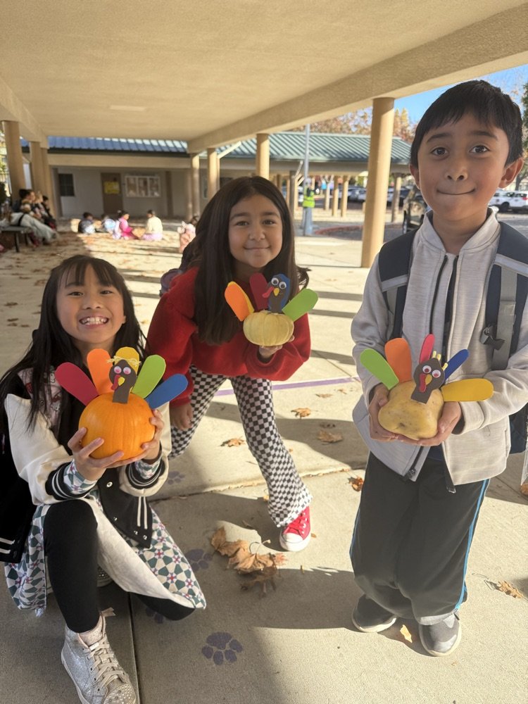 JulieCroy11's tweet image. Third graders in Ms. Comprelli's class created turkeys using different vegetables 🥕 🥔. #lvpride #weareBUSD