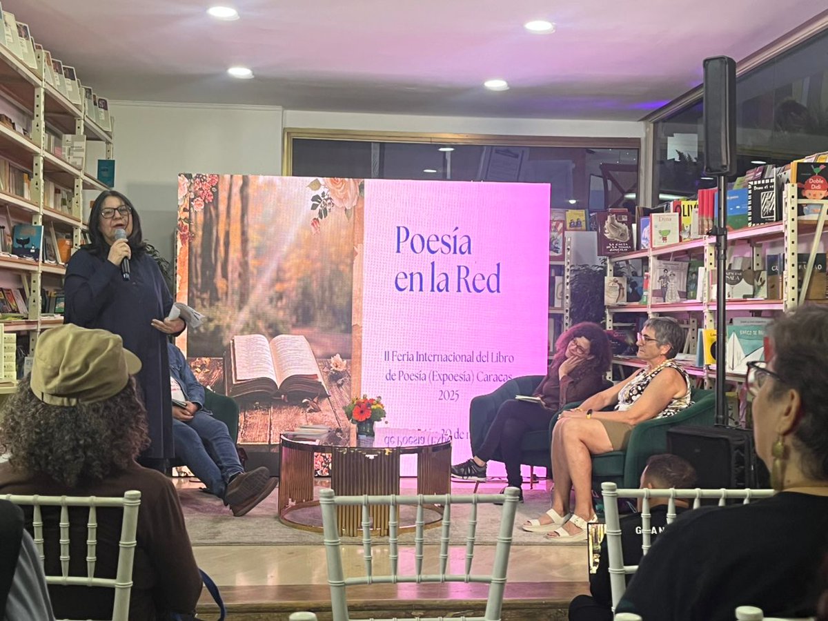 Seguimos en #expoesía #Caracas compartiendo bonitas experiencias latinoamericanas. Mil gracias a <a href="/MarialciraMatuT/">Marialcira Matute</a> por este hermoso enredo poético
