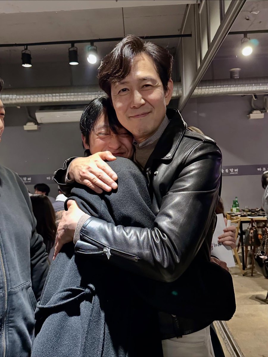 미친 진짜 다 껴안아주고 다니셨네
instagram.com/p/DRUboU2EmEl