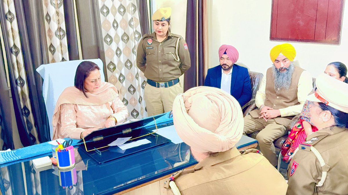 rajlali's tweet photo. Surprise visit to women police station at Fatehgarh Sahib to check on regular cases and case records. 
#FatehgarhPolice #PSWC https://t.co/4bOdKgljpm