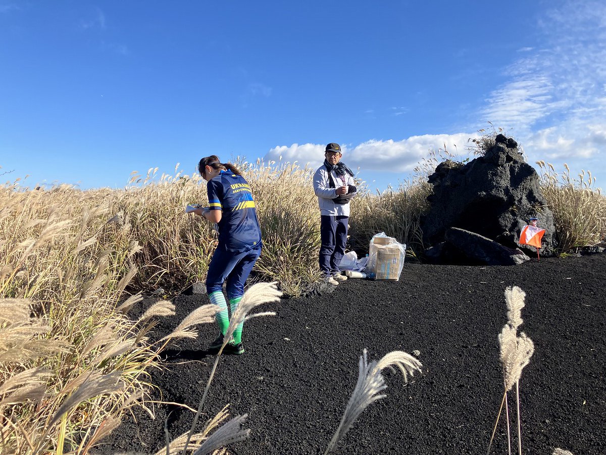 jorienteering's tweet image. 🇯🇵東京2025デフリンピック

11月21日 大島での競技運営の様子をお届けします！

📸朝のコントロール確認中
📸ロング競技の様子
地図名「伊豆大島裏砂漠」の通りの風景が広がります

23日はいよいよオリエンテーリング最終種目のリレー競技🏃
男子のみの種目となります。
