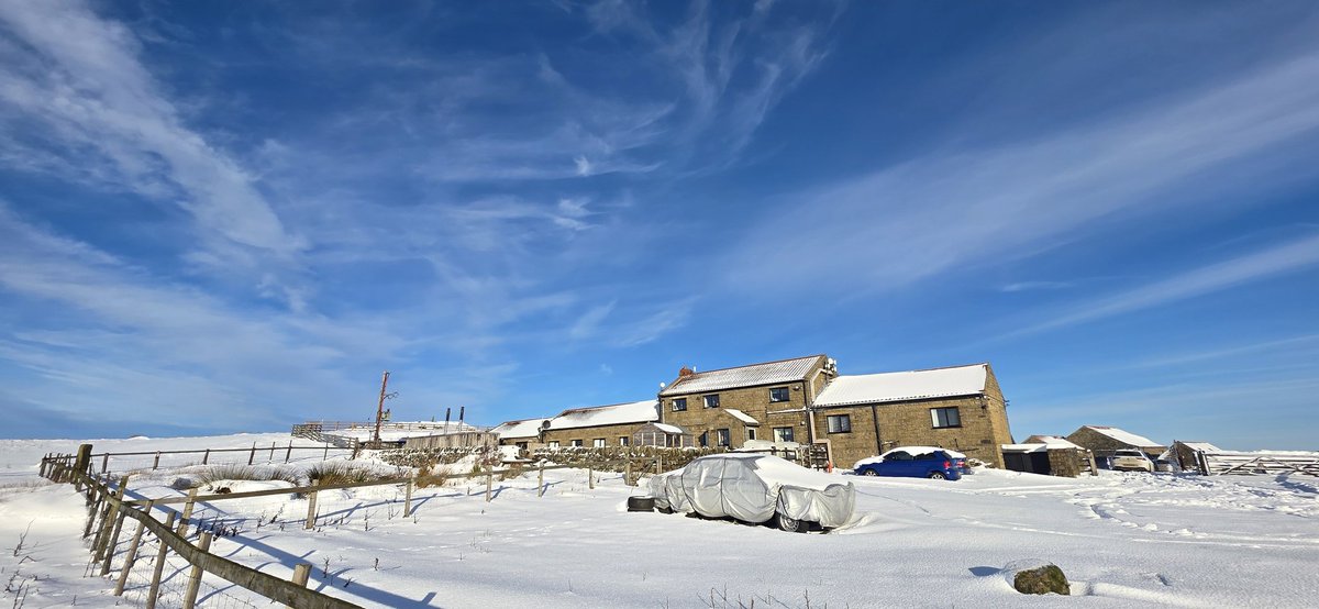 WeatherCraig's tweet image. The usual trip up to Blakey ridge on the North York Moors didn't disappoint this afternoon. Some impressive drifting. @Hudsonweather  @TWOweather @northyorkswx