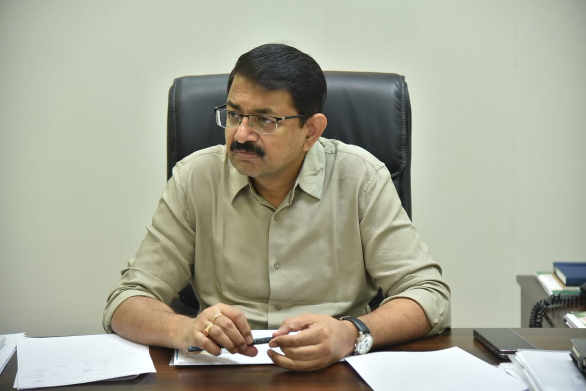 cdmvzm's tweet photo. భోగాపురం విమానాశ్రయాన్ని పక్షి ప్రమాద రహితంగా మార్చేందుకు 10km పరిధిలో వ్యర్థాల నియంత్రణ, పశువుల సంచారం నివారణ, పర్యావరణ భద్రత చర్యలను పటిష్టంగా అమలు చేయాలని #AEMC సమావేశంలో జిల్లా కలెక్టర్ ఆదేశించారు. అన్ని శాఖలు సమన్వయంతో పని చేయాలన్నారు.
#BhogapuramAirport #AviationSafety https://t.co/OIy1iqSMgx