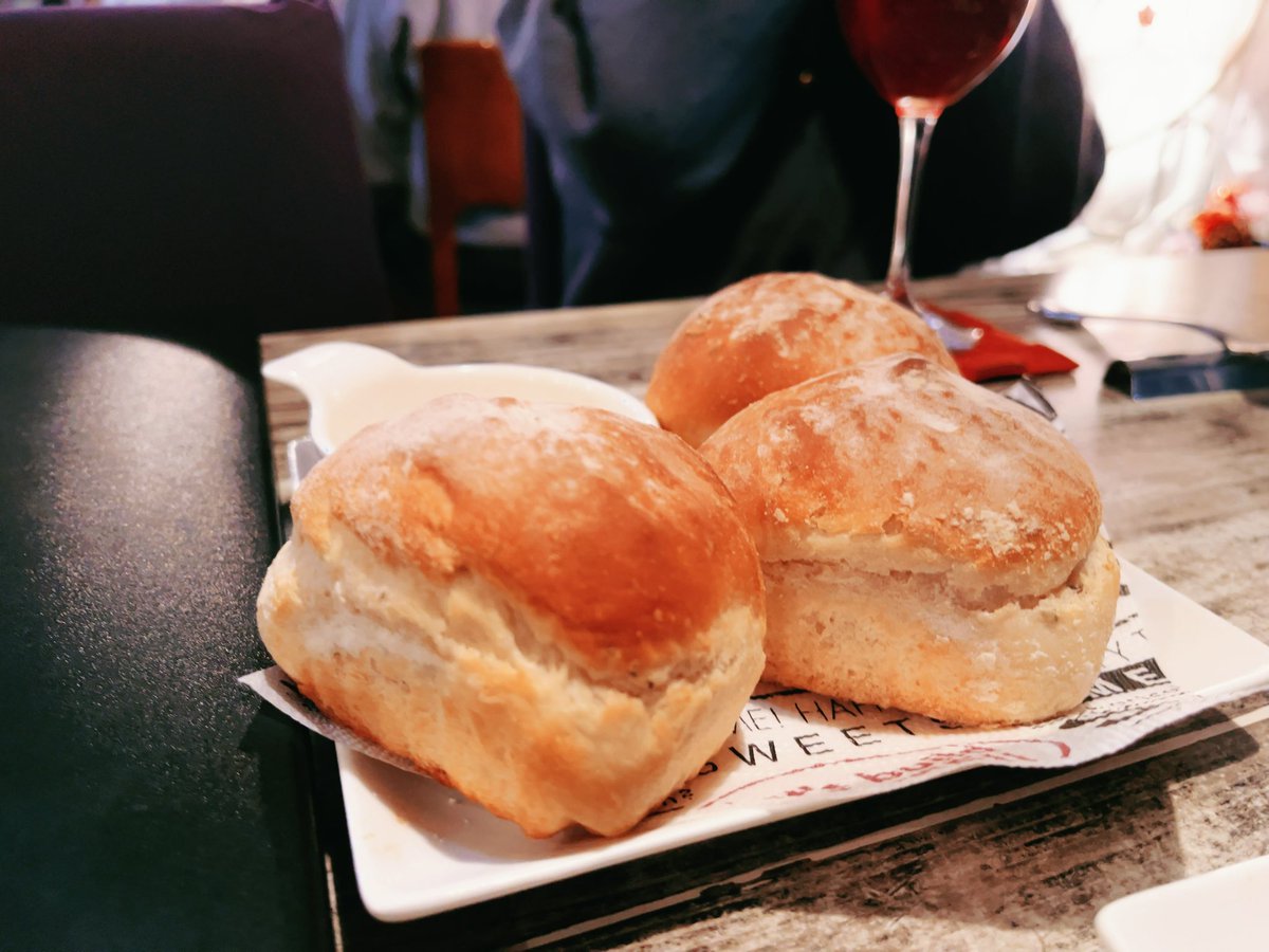 昨日はるーしー、chroくんとお洒落なお店でご飯してきた
自分に無いものを持ってるしボーカルとしても人間的にも尊敬できる2人です
来年は何か面白い事やれたらいいな！頑張る！