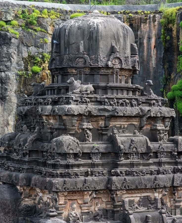 MichaelButtonX's tweet image. The Kailasa Temple is carved from a single cliff

This astonishing engineering is thought to have been achieved using nothing but hammers and chisels

200,000+ tons of rock were removed but the debris has never been found