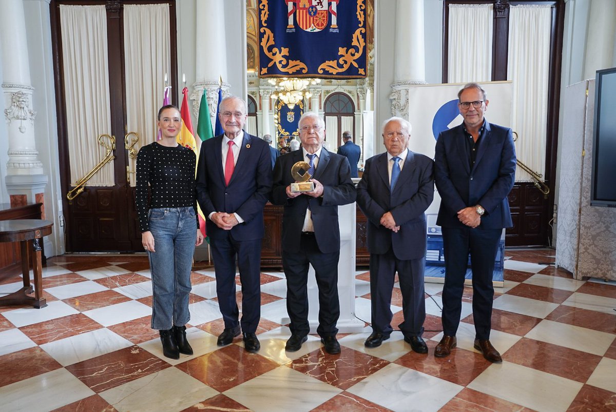 🎉 ¡Enhorabuena a <a href="/navarrohermanos/">Navarro Hermanos</a>! 🎉
Felicidades a Antonio y Baltasar Navarro por recibir el Premio al Comercio Tradicional del Año, otorgado por <a href="/COPEMalaga/">COPE MÁLAGA</a> 🏆 Entregado por <a href="/pacodelatorrep/">Paco de la Torre</a> y Elisa Pérez de Siles 👏 <a href="/malaga/">Ciudad de Málaga</a>