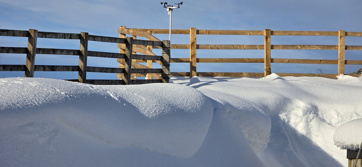 WeatherCraig's tweet image. The usual trip up to Blakey ridge on the North York Moors didn't disappoint this afternoon. Some impressive drifting. @Hudsonweather  @TWOweather @northyorkswx