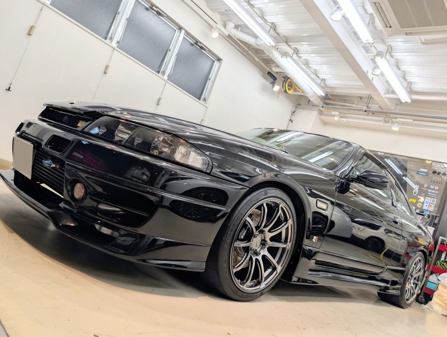 toshiya1975_R33's tweet photo. 半年以上ボディを放置して悲惨な状態だったのでコーティングでお世話になってる #MagicJapan さんでコーティングメンテナンスしてきた🏎️🚿

ピカピカになってスッキリ✨🏎️✨

それにしても、いつも入庫してる台数が多い…ぎゅうぎゅう詰めでいいアングルで撮れなかった😅
#スカイライン #R33 https://t.co/ITzx1KhYQK