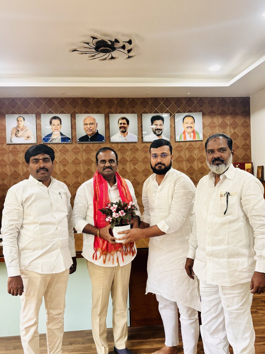 SameerK73645509's tweet photo. మాజీ టిపిసిసి రాష్ట్ర ప్రధాన కార్యదర్శి *నర్సారెడ్డి భూపతిరెడ్డి* గారిని మర్యాదపూర్వకంగా కలిసిన *టిపిసిసి మైనారిటీ విభాగం రాష్ట్ర జాయింట్ కన్వీనర్ సమీర్ ఖాన్* 

ఈ కార్యక్రమంలో కొంపల్లి మున్సిపాలిటీ కాంగ్రెస్ అధ్యక్షులు ప్రశాంత్ గౌడ్, మాజీ కో-ఆపరేటివ్ మెంబర్ ఇబ్రహీం పాల్గొన్నారు. https://t.co/Z5ehKJbqWY