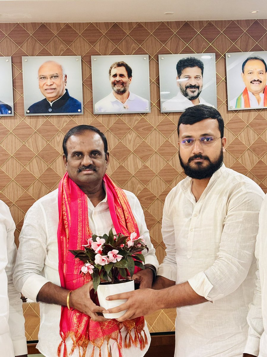 SameerK73645509's tweet photo. మాజీ టిపిసిసి రాష్ట్ర ప్రధాన కార్యదర్శి *నర్సారెడ్డి భూపతిరెడ్డి* గారిని మర్యాదపూర్వకంగా కలిసిన *టిపిసిసి మైనారిటీ విభాగం రాష్ట్ర జాయింట్ కన్వీనర్ సమీర్ ఖాన్* 

ఈ కార్యక్రమంలో కొంపల్లి మున్సిపాలిటీ కాంగ్రెస్ అధ్యక్షులు ప్రశాంత్ గౌడ్, మాజీ కో-ఆపరేటివ్ మెంబర్ ఇబ్రహీం పాల్గొన్నారు. https://t.co/Z5ehKJbqWY