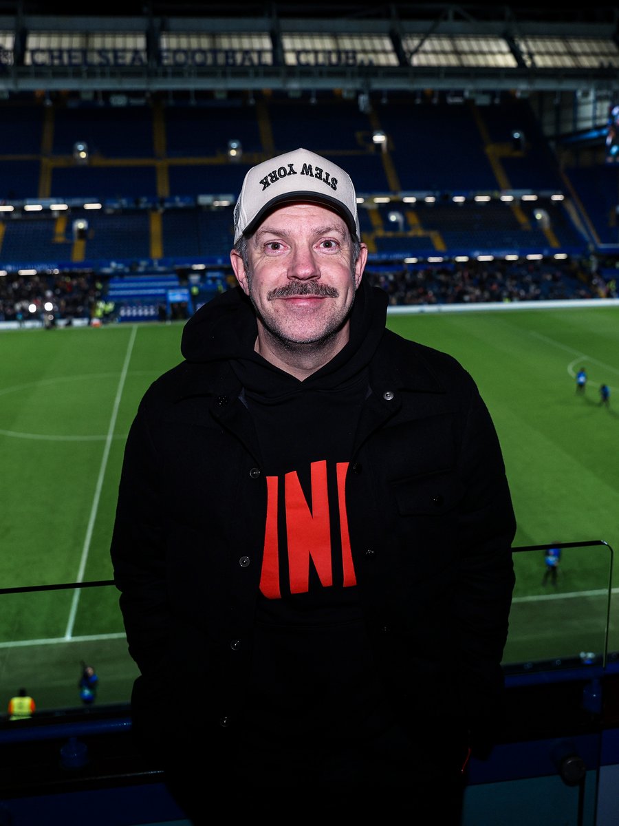 ChelseaFCW's tweet photo. Sudeikis at Stamford Bridge. 🤝

Jason and Brendan Hunt joined us for our Champions League clash with Barcelona! 🙌 https://t.co/RjENJdNZbQ