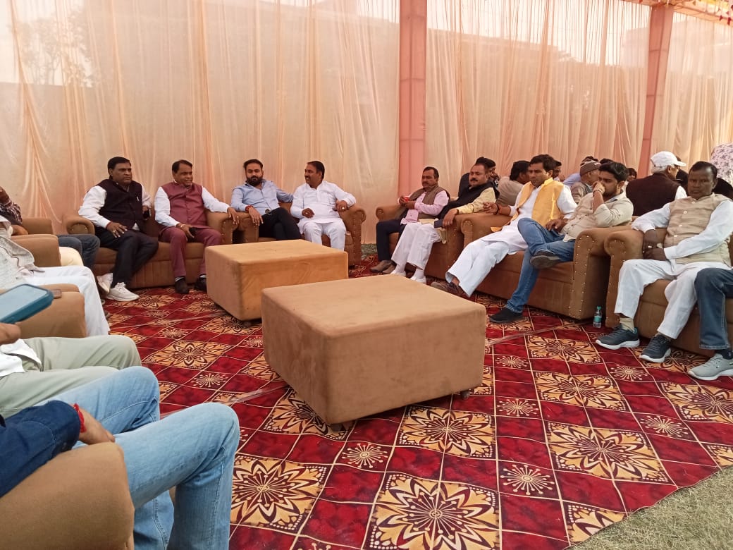 MlcSuresh's tweet image. मेरठ (शिवाल खास) के ग्राम पांचली खुर्द में आयोजित
ओवैसी मोर्चा प्रदेश कार्यकारिणी सदस्य श्री राकेश कश्यप जी
के पुत्र की सगाई समारोह में शामिल हुआ।

परिवार को हार्दिक बधाई व शुभकामनाएँ।
ईश्वर नव-दंपत्ति के जीवन में सुख, समृद्धि और मंगल आशीर्वाद प्रदान करे।
#Sureshkashyap