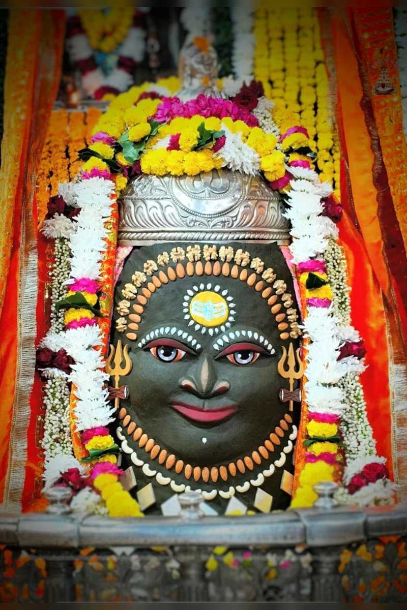 ॐ श्री महाकालेश्वराय नम: 📿
दिनांक 21 नवंबर 2025 (शुक्रवार) का ज्योतिर्लिंग भगवान श्री महाकालेश्वर जी का संध्या काल आरती श्रृंगार दर्शन।।
#shrimahakaleshwarujjain 
#mahakal_creation11🌍
┈┉┅━❀꧁ω❍ω꧂❀━┅┉┈