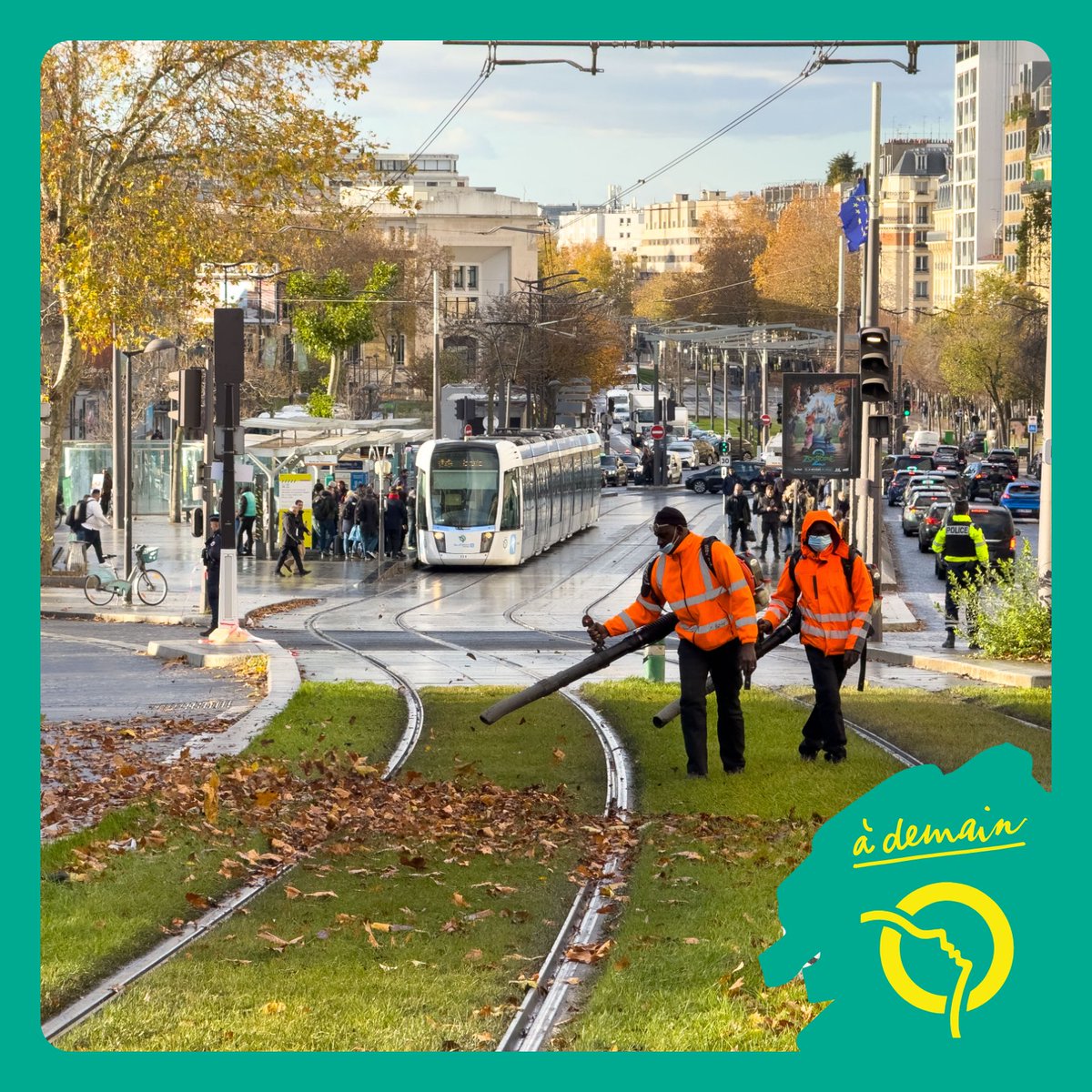 T3a_RATP's tweet image. [Information Voyageurs] Le trafic du #T3A peut être ralenti à cause de l'accumulation de feuilles mortes sur les voies. 🍂
Pour assurer une circulation en toute sécurité, nos conducteurs adaptent leur conduite et nos équipes techniques nettoient régulièrement les voies. #RATP