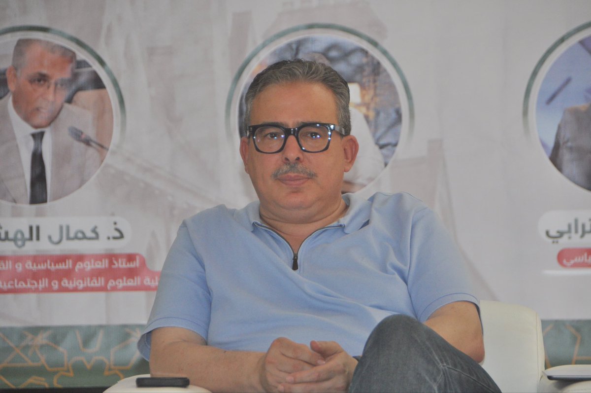 Taoufikbouachr1's tweet photo. غرفة عمليات الدعم السريع

أصبح الرأي العام في ذهول كبير ممّا رأى وسمع أمس الخميس في غرفة عمليات ما بقي من المجلس الوطني للصحافة، التي أُعدّت قبل أشهر لذبح الزميل حميد المهدوي بسيف زملاء ليسوا كالزملاء، وبواسطة مجلسٍ للأخلاقيات صار مجزرة مهنية وقانونية وإنسانية للصحافة.

أحيانًا يتفوّق الواقع على الخيال، وأحيانًا تصدق عبارة ما خفي أعظم حرفيًا. 

لجنة معيّنة من قبل الحكومة باسم الصحافيين والأخلاقيات المهنية تجتمع لتسلخ جلد صحافي مغضوب عليه من قبل السلطة، تحت رئاسة يونس مجاهد الذي كان في يوم من الأيام نقيبًا للصحافيين. 

يجتمعون ليقرّروا في تسليم المهدوي للقانون الجنائي، أي المساهمة في إرساله  إلى السجن عن طريق سحب بطاقة الصحافة منه، وإخراجه من قانون الصحافة والنشر الذي لا يتضمّن عقوبات حبسية، إلى القانون الجنائي الذي يذهب بالمدان به إلى غياهب السجن.

وفي طريق دفع المهدوي إلى الهاوية، خدمةً لأكثر من أجندة ضاقت بما بقي من نزرٍ قليل من الصحافة، يدهس محسوبون على المهنة (الديلمي / السلهامي / الورياغلي / الحري / مجاهد) القوانين والأخلاقيات والحدّ الأدنى من الإنسانية، ويرتكبون خطايا  عدّة في غرفة عمليات “دعم سريع” مخصّصة لذبح الزملاء وتعبيد الطريق نحو الإجهاز الكلّي على أي شيء يمكن أن يشكّل نواة سلطة رابعة قادرة على القيام بمهامها في الأخبار والتحقيق، وتمثيل سلطة الرأي العام على أصحاب السلطة والنفوذ والقرار.

مرعبٌ ما سمعناه ورأيناه في مقرّ ملعون للمجلس الوطني للصحافة، القابع بين فيلات حي الرياض بالرباط، من تدخّلٍ في سلطة القضاء avec des petits mots، ومن التفافٍ إجرامي حول القانون لمنع الضحية من الطعن في قرارات لجنة التأديب في المجلس. ولا أتحدّث هنا عن التنمّر والعنصرية والكلام البذيء في حقّ إنسان، في اجتماع رسمي حضره رئيس المجلس ورئيس لجنة الطعون.

لا أريد أن أحرك المزيد من السكاكين في جسمٍ مثخن مثل الجسم الصحافي، ولا أريد أن أرمي المزيد من الملح في جرحٍ متعفّن منذ زمان، والآن فقط وصلت رائحته إلى الرأي العام وتعرف الجمهور على جنس صحافي جديد اسمه : غيز ليه !!.

لا يحتاج ما رأيناه وسمعناه مساء الخميس، قبل أن نذهب إلى النوم مع كوابيسنا، إلى تحليل أو شرح أو توضيح؛ فكلّ واحد، مهما كان مستواه المعرفي في القانون والسياسة والصحافة، يستطيع أن يفهم لماذا وصلت صحافتنا وسياستنا وقضاؤنا إلى هذا الوضع البئيس، وكيف تحرّرت غرائز القتل الرمزي والمادي من عقالها وصارت تتصرف كأنها في غابة.

أنا واحدٌ من الذين دافعوا عن ميلاد مجلس وطني للصحافة يقوم بدور الوساطة والتحكيم وتثبيت أسس أخلاقيات المهنة، حتى يُعزّز من سلطة الصحافة وتأثيرها في مناخ معادٍ. وأنا واحدٌ ممن ساهم داخل الفيدرالية المغربية لناشري الصحف في صياغة بنود قانون هذا المجلس، الذي لم يدرْ في خلد أحد آنذاك أن يصير سكّينًا لذبح المهنة، ويصير “قوات دعم سريع” لإقبار ما تبقّى من مهنة.

كنتُ الصيف الماضي ضيفًا على مؤسّسة عبد الرحيم بوعبيد . وسألني رئيس المؤسسة محمد الأشعري: ما الذي يجعل مشروع قانون للمجلس الوطني للصحافة يأخذ كل هذه الأبعاد بالنظر إلى دوره المحدود في تنظيم المهنة؟

فقلتُ جوابًا على السؤال: إن مشروع قانون المجلس الوطني للصحافة، الذي أُعدّ على المقاس ليدخله صنفٌ من ممتهني المهنة، سيكون أداة من أدوات القضاء على ما بقي من الصحافة، وسيكون قفلًا جديدًا للأفواه التي ما زالت مفتوحة تجرّب المشي على الألغام لقول شيء من الحقيقة. نحن أمام عمل من أعمال المناولة la sous-traitance، سيذبح فيه الزملاء بزملائهم، بسيفهم لا بسيف السلطة أو القضاء، لأن التدخل المباشر للدولة في المجال الصحافي أصبح مكلفا 

وجد بعض الزملاء الذين ناقشوني في هذا الرأي أنني أبالغ في الأمر أو في تخيّل المؤامرة. والآن، لا أدافع عن رأيي بل أحيلهم فقط إلى فيديو اجتماع غرفة عمليات الدعم السريع.

هذا يقع، والقانون لم يخرج بعد من الغرفة الثانية. ومن العار الآن أن يخرج هذا القانون، الذي فُصّل على مقاس هؤلاء وغيرهم ممن لا تربطهم برسالة الصحافة ولا عالمها أي رابطة.

ننتظر من النيابة العامة فتح تحقيق فيما رأيناه وسمعناه: نوايا، أو أوامر، أو اقتراحات بالتدخل في عمل القضاء والقضاة والنظر في صحته ..

ننتظر من الجسم المهني أن ينتفض وأن يطالب بفتح تحقيق فيما رأيناه وسمعناه ، وإن لم يستطع هذا الجسم المتعب من التحرك، فليقُم الصحافيون قيامة رجلٍ واحد وامرأةٍ واحدة، ولْيرجعوا بطاقة الصحافة إلى مجلسٍ سقطت عنه الشرعية الأخلاقية والقانونية؛ فلا يشرفهم حمل بطاقةٍ عليها توقيع يونس مجاهد.

بهذه الطريقة نكون قد أبدينا التعاطف مع المهنة المهدورة سمعتها اليوم، ومع زميل صحافي ظلم ومازال يظلم

قال دوستويفسكي: «من السهل فهم الشر، لكن من الصعب فهم الشرير».