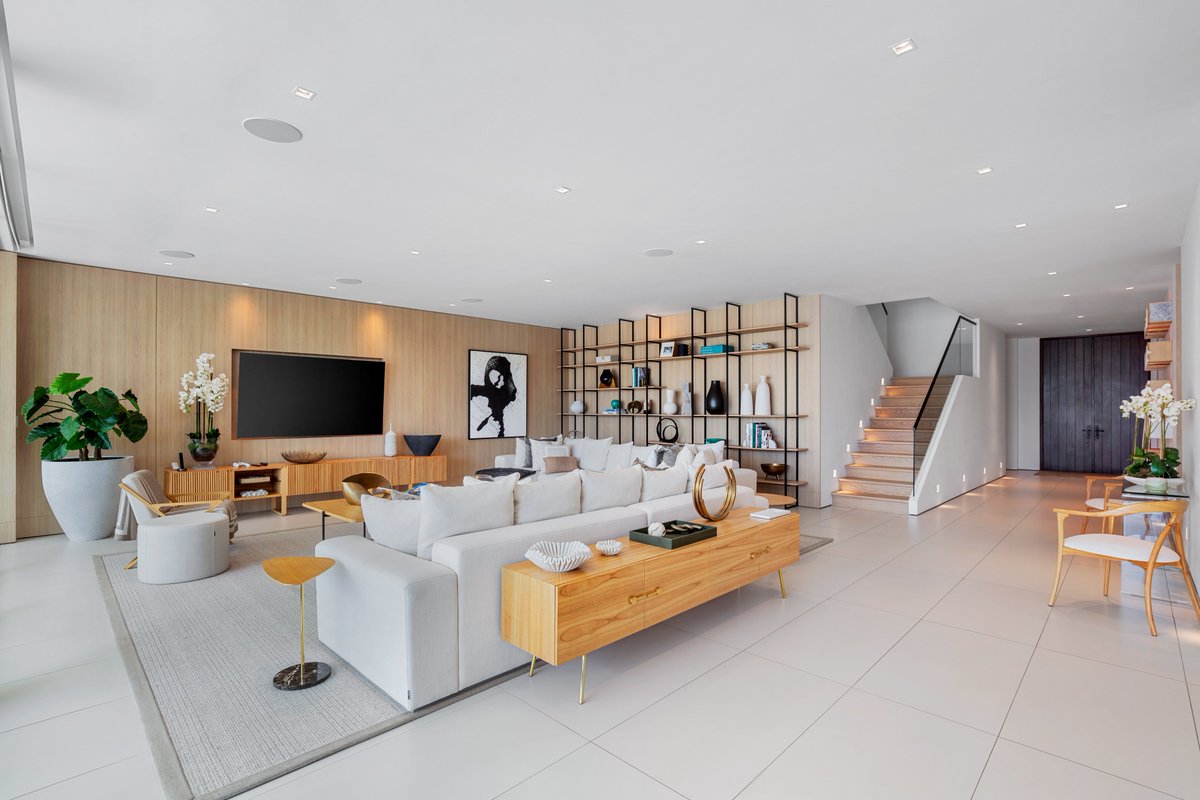 Lifestyle_PG's tweet photo. WHERE WATER, SKY, AND DESIGN ALIGN
Contemporary lines, endless horizons, and evenings youβll never forget.
#LPG #lifestyleproductiongroup #waterfrontliving #quietluxury #venetianislands #miamibeach #biscaynebay #southflorida #luxuryrealestate #realtorsofinstagram #miamirealtor https://t.co/0YAC9D5OV1