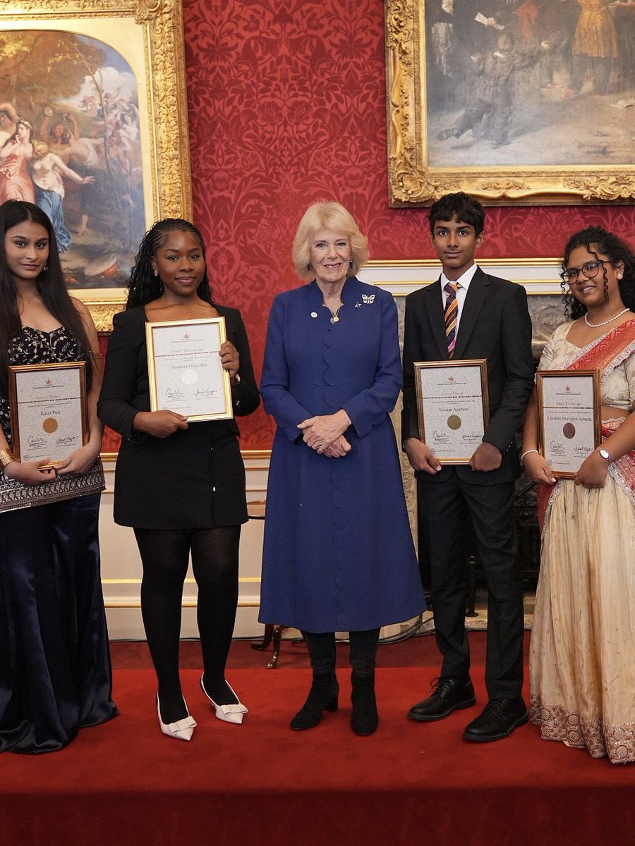 windsor_familyy's tweet image. Yesterday, #HerMajestyTheQueen hosted a reception to celebrate the winners of the Queen’s #Commonwealth Essay Competition at #StJamessPalace in London.