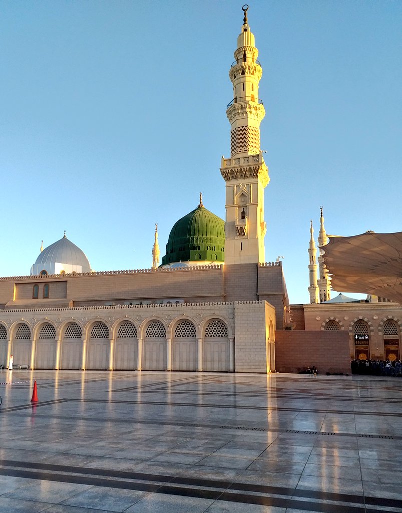 yazilaash's tweet photo. کچھ نہیں مانگتا شاہوں سے یہ شیدا تیرا
اس کی دولت ھے فقط نقشِ کفِ پا تیرا

تہ بہ تہ تیرگیاں ذہن پہ جب لوٹتی ہیں
نور ہو جاتا ھے کچھ اور ہویدا تیرا

کچھ نہیں سوجھتا جب پیاس کی شدت سے مجھے
چھلک اٹھتا ھے میری روح میں مینا تیرا https://t.co/WcaUeW8cMD