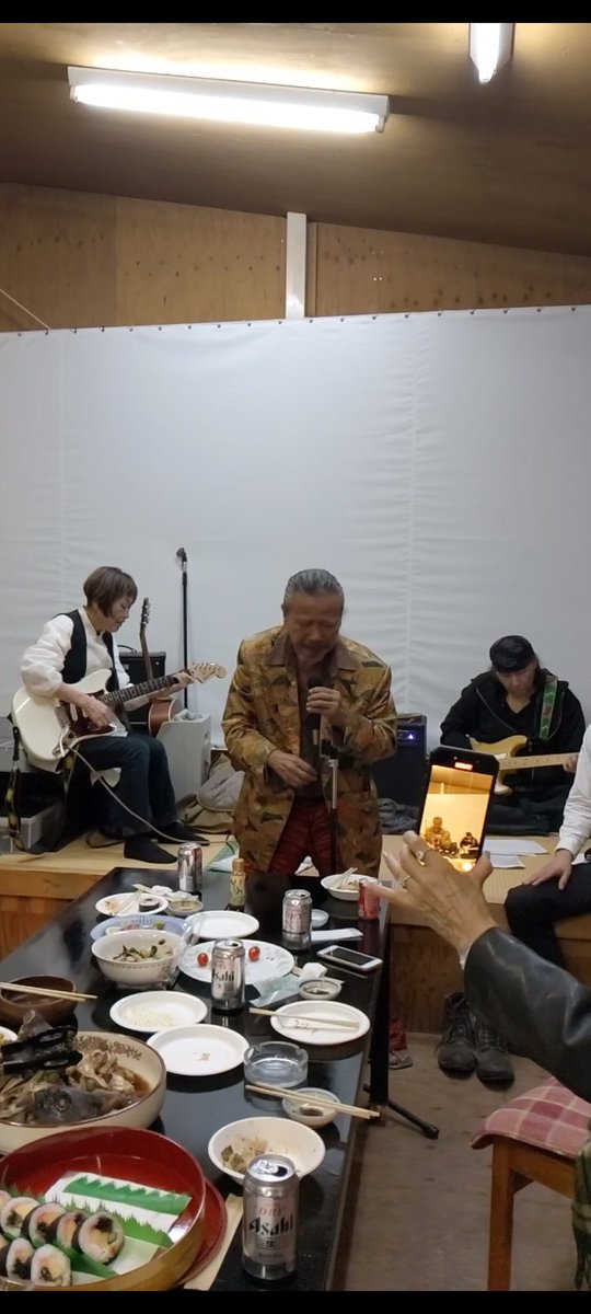 star45680608's tweet photo. お疲れ様です。
山口冨士夫13回忌法要後の直会より
ボーカル　主催者　
三重野さん
ギター　エミリさん
Pちゃんさん　ブルース　ビンボーズ
#エミリさん
#山口冨士夫 
#Pちゃん
#ブルースビンボーズ 
#三重野さん
#大分国東市大光寺 https://t.co/FHGT0g3Cjc