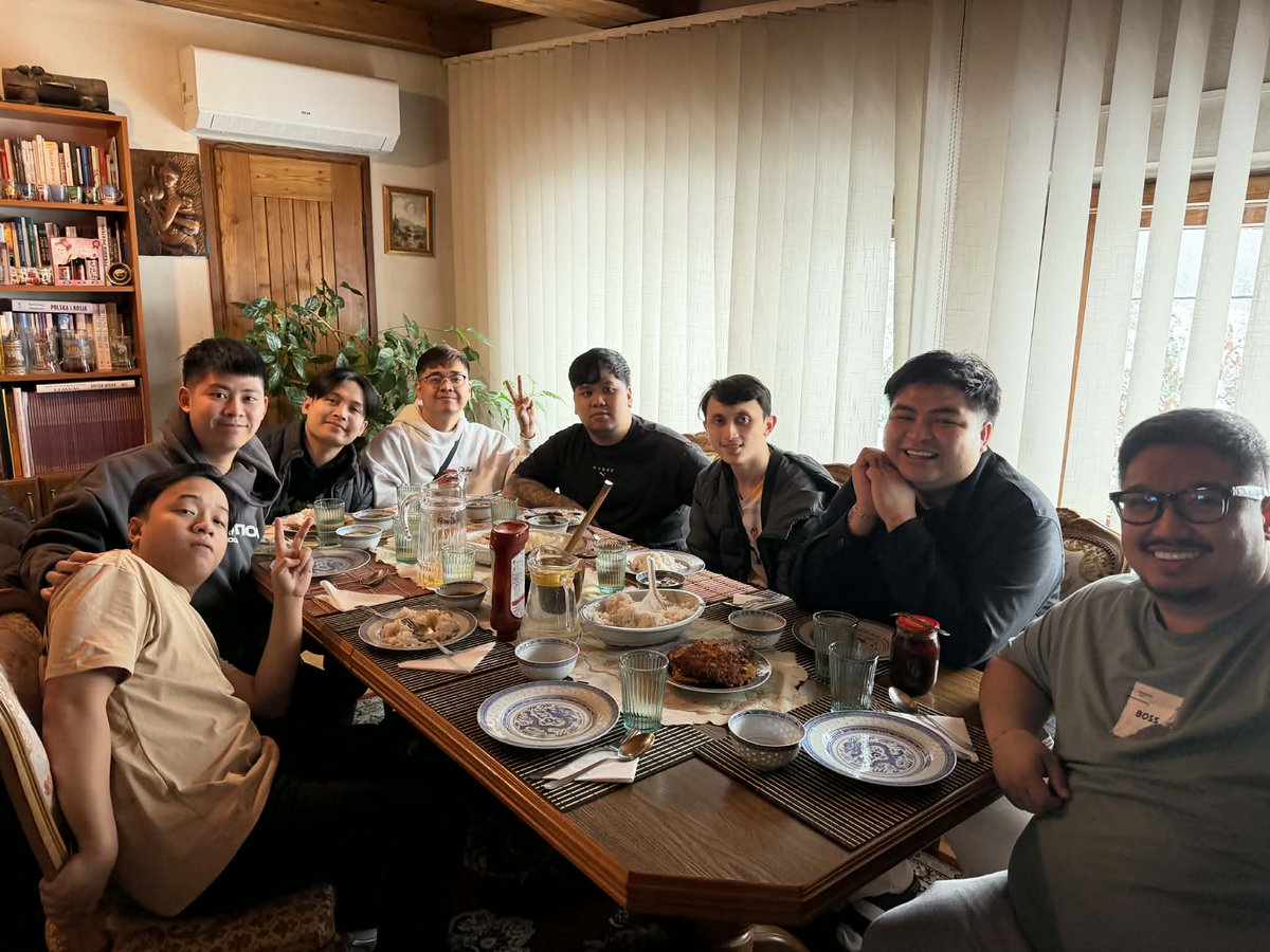 ExecrationGG's tweet image. 𝐁𝐎𝐎𝐓𝐂𝐀𝐌𝐏 @ 🇵🇱𝐏𝐎𝐋𝐀𝐍𝐃 💪 For Blast Slam V!
Eating our Lunch at the❄️Snowy town in Poland!

#ExeShot #747Live #TTRacingPH
#BlastSlamV