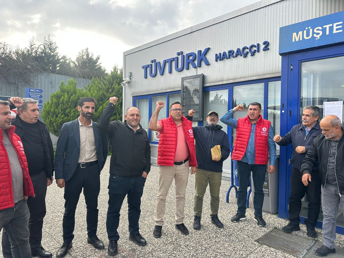 Nakliyatsendika's tweet image. BASINA VE KAMUOYUNA
TÜVTÜRK İSTANBUL TAŞIT MUAYENE İSTASYONLARINDA
GREV İLANLARI ASILDI!
Sendikamızın örgütlü olduğu Tüvtürk İstanbul Taşıt Muayene İstasyonları’nda, Ağustos ayında başlayan toplu iş sözleşmesi sürecinde işverenin hiçbir aşamada masaya gelmemesi üzerine Sendikamız…