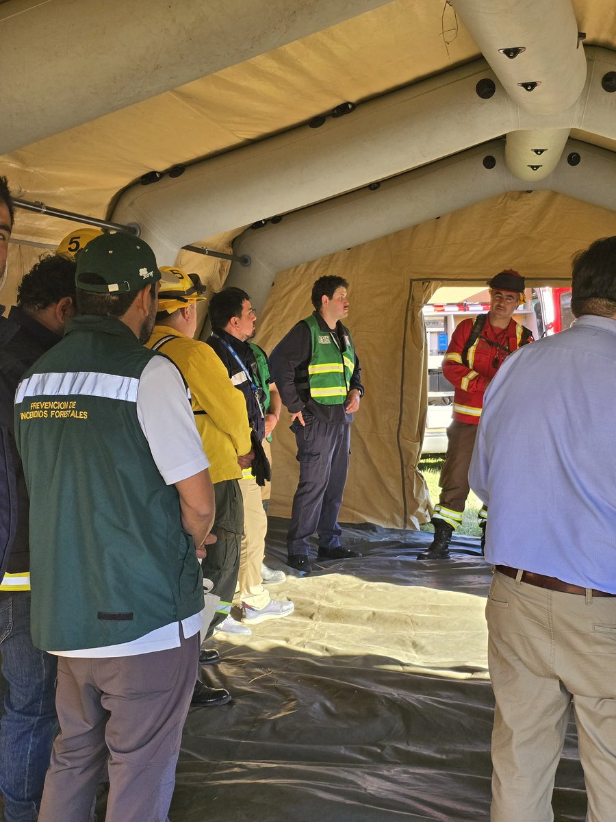 CONAFBiobio's tweet photo. Participamos de un simulacro de incendio forestal en la Población San Jorge de la comuna de #Concepción.

Se busca evaluar y mejorar la capacidad de respuesta de los equipos de emergencia y la comunidad.

Instancia coordinada por la @Muni_Concepcion https://t.co/U7liXFDAaP