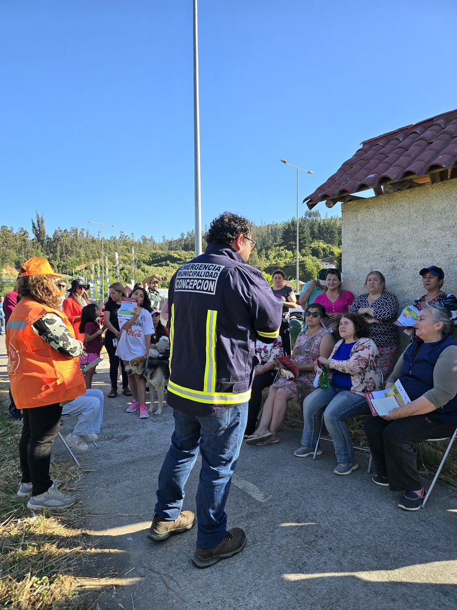 CONAFBiobio's tweet photo. Participamos de un simulacro de incendio forestal en la Población San Jorge de la comuna de #Concepción.

Se busca evaluar y mejorar la capacidad de respuesta de los equipos de emergencia y la comunidad.

Instancia coordinada por la @Muni_Concepcion https://t.co/U7liXFDAaP