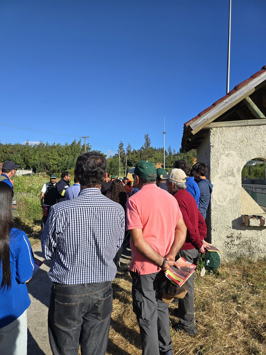 CONAFBiobio's tweet photo. Participamos de un simulacro de incendio forestal en la Población San Jorge de la comuna de #Concepción.

Se busca evaluar y mejorar la capacidad de respuesta de los equipos de emergencia y la comunidad.

Instancia coordinada por la @Muni_Concepcion https://t.co/U7liXFDAaP