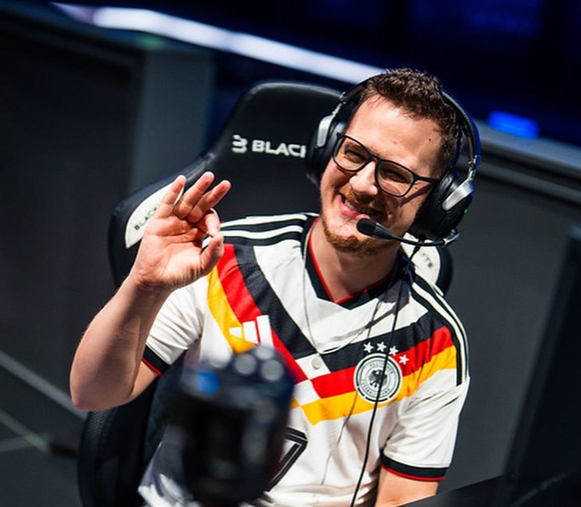 DennisWerth_'s tweet photo. Rainbow Six Siege begleitet mich bereit seit 2015. Damals habe ich die Beta mit Freunden gespielt und Videos hochgeladen. Inzwischen hatte ich die große Ehre in Montreal auf der Bühne zu spielen und das in Deutschland beim "Showmatch" mit Ubisoft zu wiederholen. Im BMW-Park gespielt vor hunderten von Menschen holten wir dann am Ende gegen Team Worldwide den Sieg. Was ein Erlebnis. Danke an Ubisoft für dieses Abenteuer mit diesem Game.