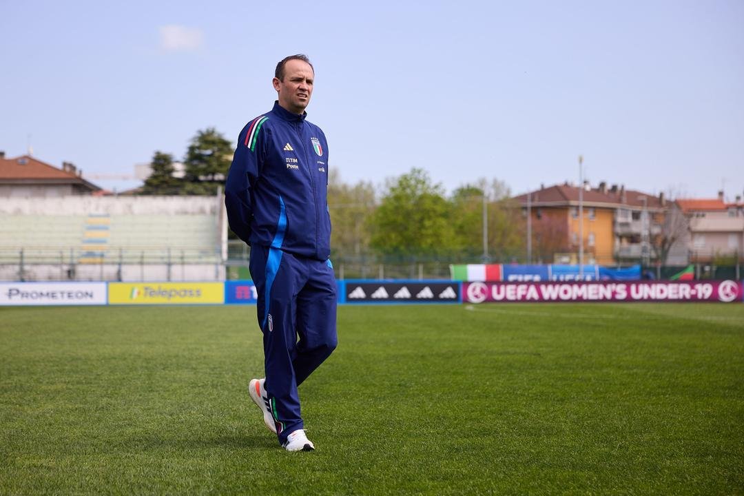 WomenFootballN_'s tweet photo. Per le Azzurrine #U19 comincia il Round 1 di qualificazione all'Europeo 2026 💙🇮🇹

Il CT #Matteucci ha convocato 20 ragazze per questa prima fase di qualificazione, di cui 7 presenti nella squadra che ha raggiunto la semifinale nell'edizione 2025 (#Bertora, #Consolini, #Cherubini, #Ferraresi, #Lombardi, #Tosello e #Ventriglia) e sei giocatrici che hanno partecipato al Mondiale #U17 (#Bertero, #Bedini, #Galli, #Robino, #Verrini e #Venturelli).

Tre sfide, contro #IrlandaDelNord, #Bielorussia e #Svizzera. I tre match saranno tutti in diretta live su Vivo Azzurro TV e li giocheremo in casa nostra tra Pontedera e il Viola Park 🏠

La lista completa delle 20 Convocate >>> (Su IG)

#WFN #LeAzzurreSiamoNoi