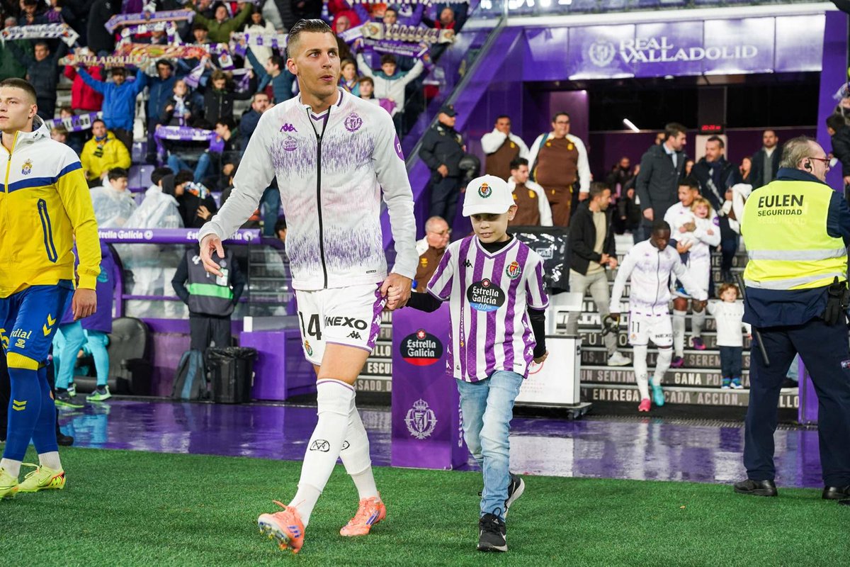 MARCAvalladolid's tweet photo. 🗣 Hablamos con Rodrigo Alonso, abonado del @realvalladolid de nueve años, que saltó con los jugadores al campo en el partido 🆚️ @UDLP_Oficial

📻 104.0 FM 
📱 APP para iOS y Android
💻 https://t.co/hdoH2MaeRE https://t.co/MC3MNv1DY0
