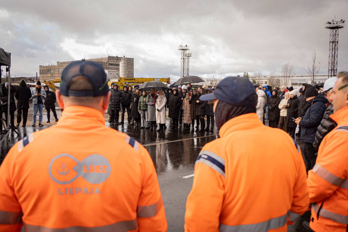 Svinīgi atver jaunuzbūvētās ielas Liepājas industriālajā parkā. liepaja-sez.lv/lv/sakums/svin…